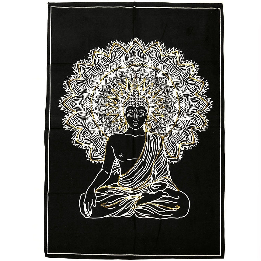 Un homenaje textil a la espiritualidad y la tradición hindú. El tapiz Buda 110x70 cm está elaborado con tela estampada y adornado con vibrantes colores y lentejuelas que aportan luz y profundidad. Sobre un fondo negro destaca la figura sagrada de Buda, convirtiendo esta pieza en una obra única cargada de simbolismo. El mudra del Buda es el Bhumiparsa,que significa que "toca la tierra y la hace testigo de su iluminación" que representa el momento en que evita las tentaciones malignas y alcanza la ilumi