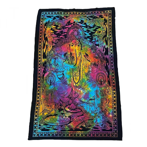 Un homenaje textil a la espiritualidad y la tradición hindú. El tapiz Ganesha110x70 cm está elaborado con tela estampada y adornado con vibrantes colores que aportan luz y profundidad. Sobre un fondo negro destaca la figura sagrada de Ganesha,el dios del conocimiento y la inteligencia; de la prosperidad y de la abundancia; y patrón de las artes y de las ciencias. Es además el dios de los nuevos comienzos. Se le venera antes de iniciar cualquier gran empresa ya que es el que ayuda a superar las dificultades