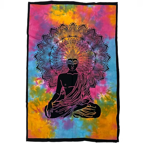 Un homenaje textil a la espiritualidad y la tradición oriental. El tapiz Buda 110x70 cm está elaborado con tela estampada y adornado con vibrantes colores que aportan luz y profundidad. Sobre un fondo multicolor destaca la figura sagrada de Buda, convirtiendo esta pieza en una obra única cargada de simbolismo. El mudra del Buda es el Bhumiparsa,que significa que "toca la tierra y la hace testigo de su iluminación" que representa el momento en que evita las tentaciones malignas y alcanza la iluminación
