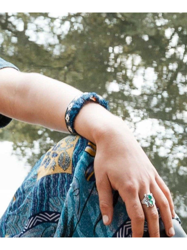 Brazalete pulsera étnico con flecos.Precio sin competencia.Envío gratis.Tendencia en moda étnica de artesanía India.