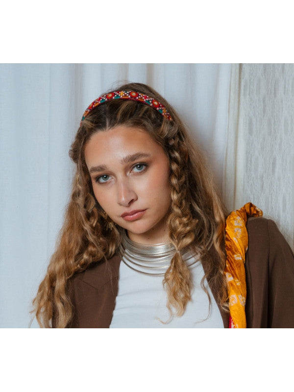 Un complemento versátil con esencia étnica. Esta **diadema Banjara** es una pieza única que fusiona la tradición artesanal con un diseño funcional y llamativo. Su estructura en forma de media luna, forrada con retales de tejidos Banjara, la convierte en un accesorio robusto y lleno de color. Su versatilidad permite usarla tanto como diadema como collar, adaptándose a diferentes estilos y ocasiones.
- **Características:**
- Material: Retales de tejidos Banjara
- Diseño: Forma de media luna, estructura firme