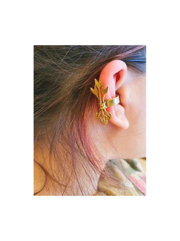 El earcuff Arrow es un modelo elaborado artesanalmente en metal de color dorado con forma de flechas.
Tiene un enganche ajustable para adaptarlo a cada oreja.
Se venden por par.
Envío gratis.