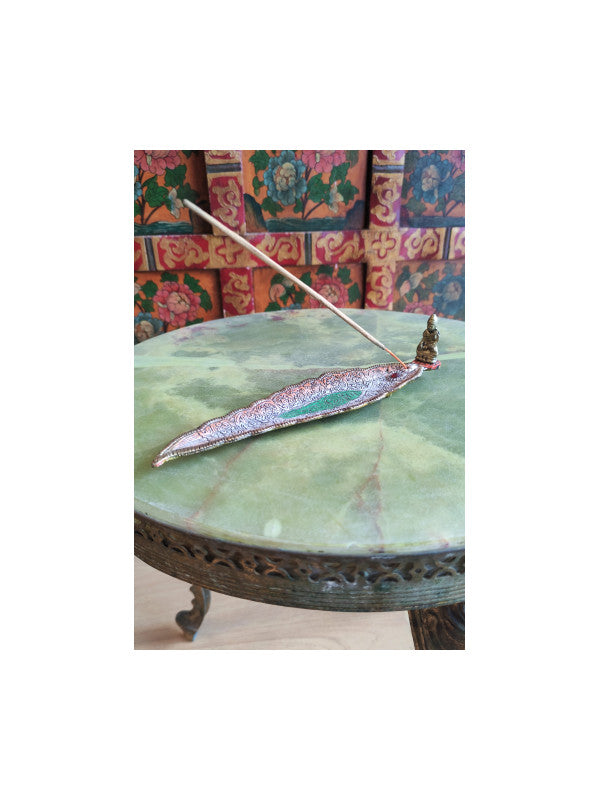 Las 24 varillas de incienso DE CANELA son inciensos indios excepcionales que encantan con su aroma especial. Elaboradas a mano a partir de una mezcla de ingredientes naturales (hierbas, resinas, flores secas y aceites esenciales), crean una composición aromática con propiedades estimulantes y exóticas. Las principales notas de la fragancia crean un aura de alegría.