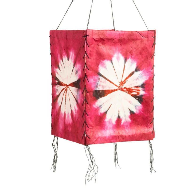 Una pieza decorativa con alma y simbolismo. Esta pantalla de lámpara de papel de arroz está elaborada artesanalmente con forma hexagonal y detalles cosidos. Representa un mandala, lo que aporta no solo belleza, sino también significado. Ligera y con hilos para colgar, se puede usar como lámpara o farolillo decorativo en espacios interiores o exteriores.
Características:
Talla: 25/30 cm
Material: Papel de arroz
Técnica: Artesanal
Forma: Hexagonal abierta con costuras laterales
Diseño: Impresión de Mandala