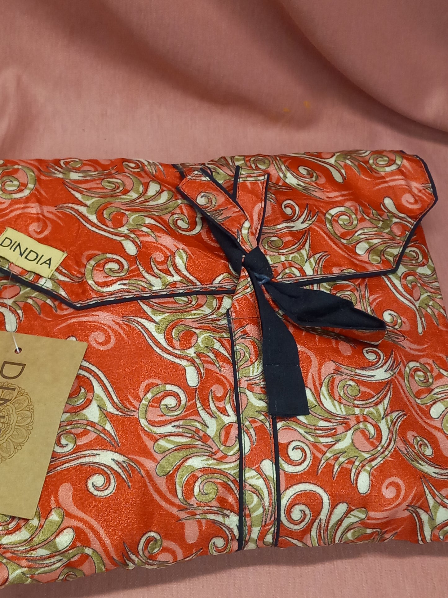 Pijamas India con preciosos estampados.Manga y pantalón corto.Talla única con bolsa a juego,28.99€,envío gratis.Modelo Rojo y camel.