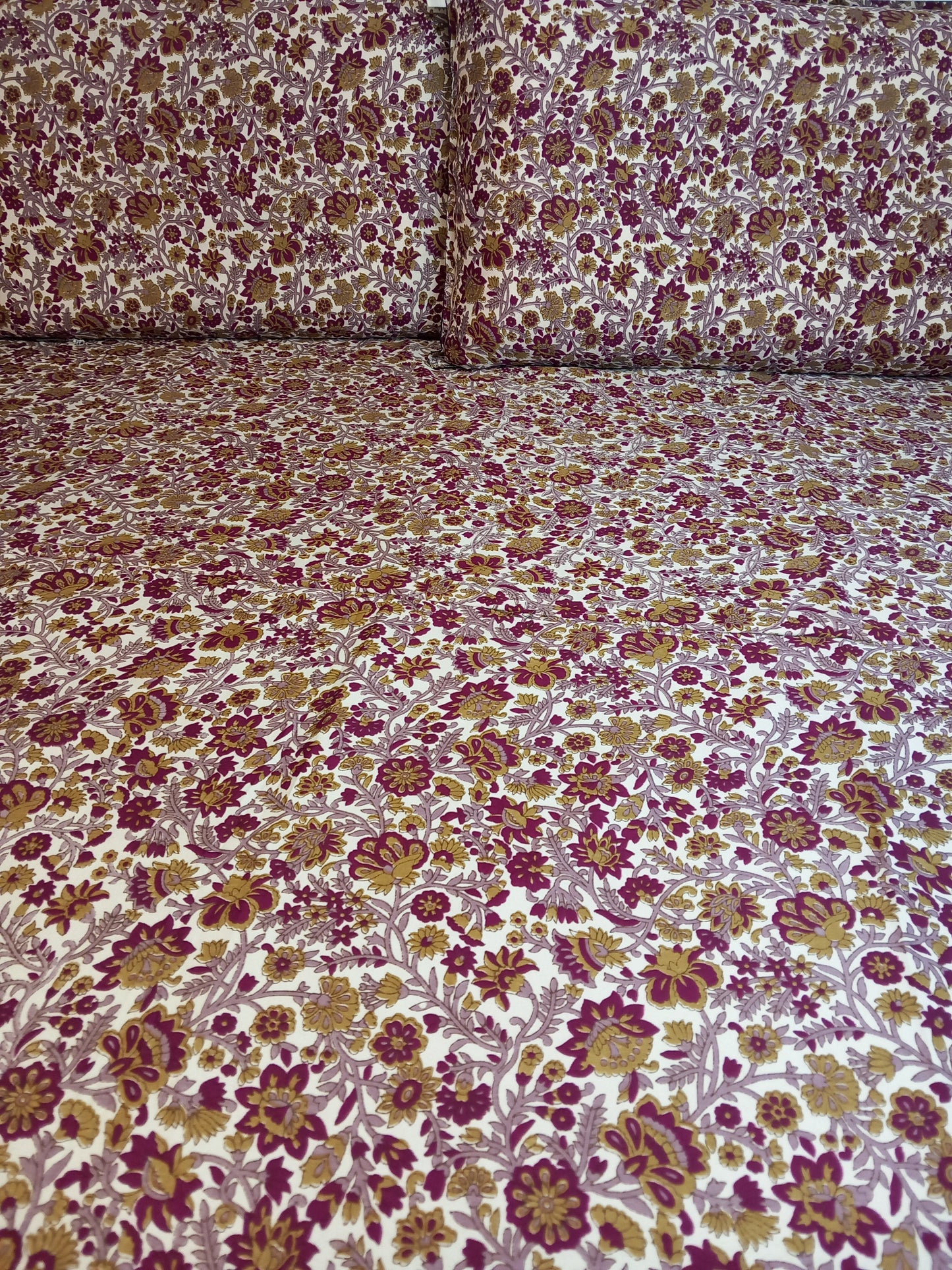 Set de cubrecama con funda de almohada.Tejidos seda de India auténticos. Floral tonos beig y camel.Precio sin competencia. Envío Gratis.