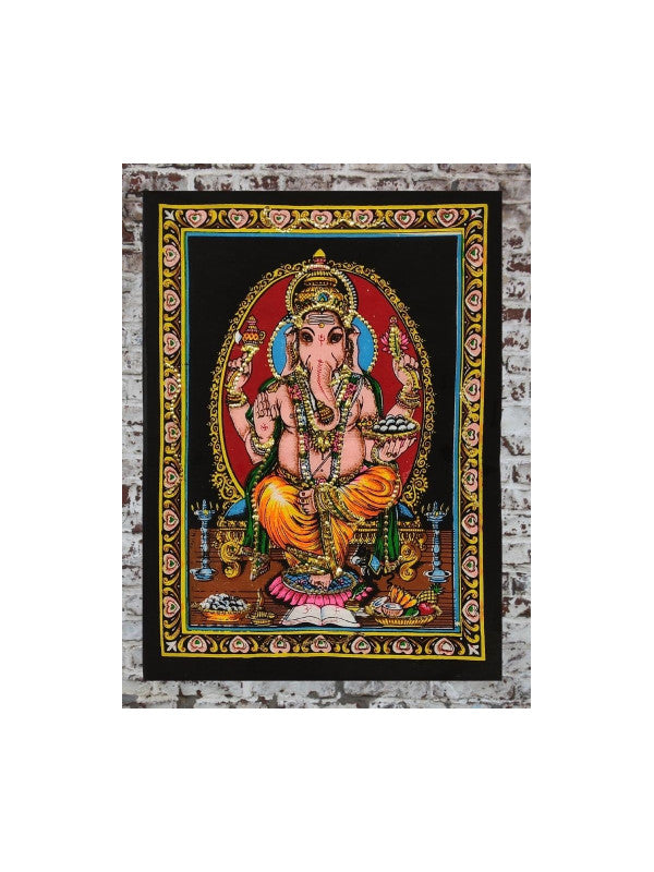 Un homenaje textil a la espiritualidad y la tradición hindú. El tapiz Dioses de 80x110 cm está elaborado con tela estampada y adornado con vibrantes colores y lentejuelas que aportan luz y profundidad. Sobre un fondo negro destacan figuras sagradas como Ganesha, Buda, Shiva o Lakshmi, convirtiendo cada pieza en una obra única cargada de simbolismo. Ideal para colgar en cualquier espacio y crear un ambiente con energía positiva y estilo bohemio.