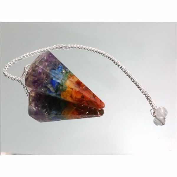 PENDULO DE ORGONITA DE 4 X 2 CM CON 7 CHAKRAS &amp; CADENA DE 18 CM.

Las Orgonitas son auténticos "generadores" de energía positiva, conocida como Energía Universal. Está basado en un proceso que implica la transmutación de la energía, reorganizándola al estado natural, sano.&nbsp;