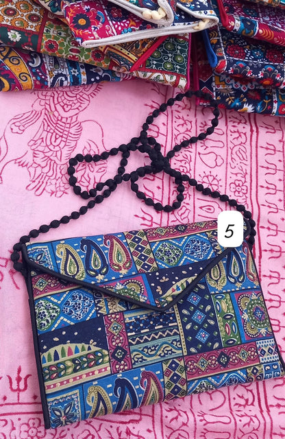SELECCIONA TU CLUTCH "SUEÑO EN LA INDIA"FAVORITO.TODA UNA EXPRESIÓN DE ARTE Y EXCLUSIVIDAD.ENVÍO GRATIS SIN PEDIDO MÍNIMO.