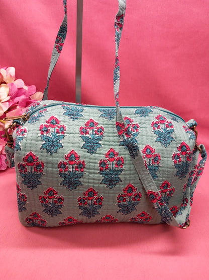 Bolso estilo bohemio de la india sobre fondo verde bonito.Precio sin competencia. Envío Gratis.