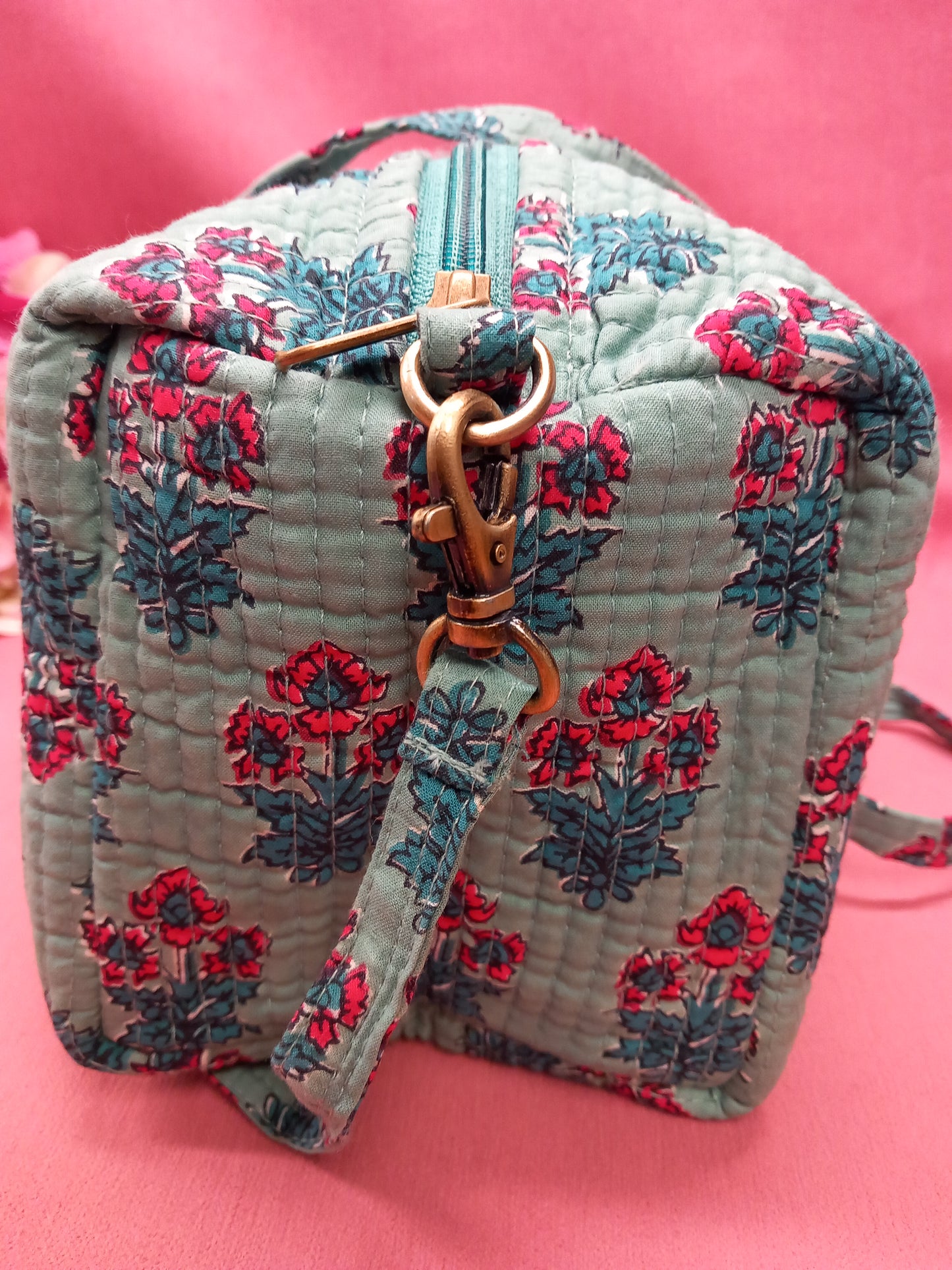 Bolso estilo bohemio de la india sobre fondo verde bonito.Precio sin competencia. Envío Gratis.