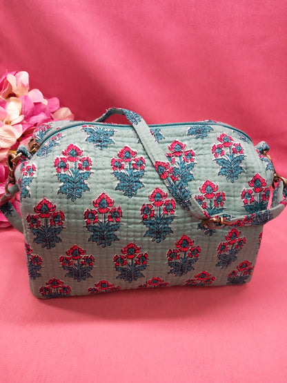 Bolso estilo bohemio de la india sobre fondo verde bonito.Precio sin competencia. Envío Gratis.