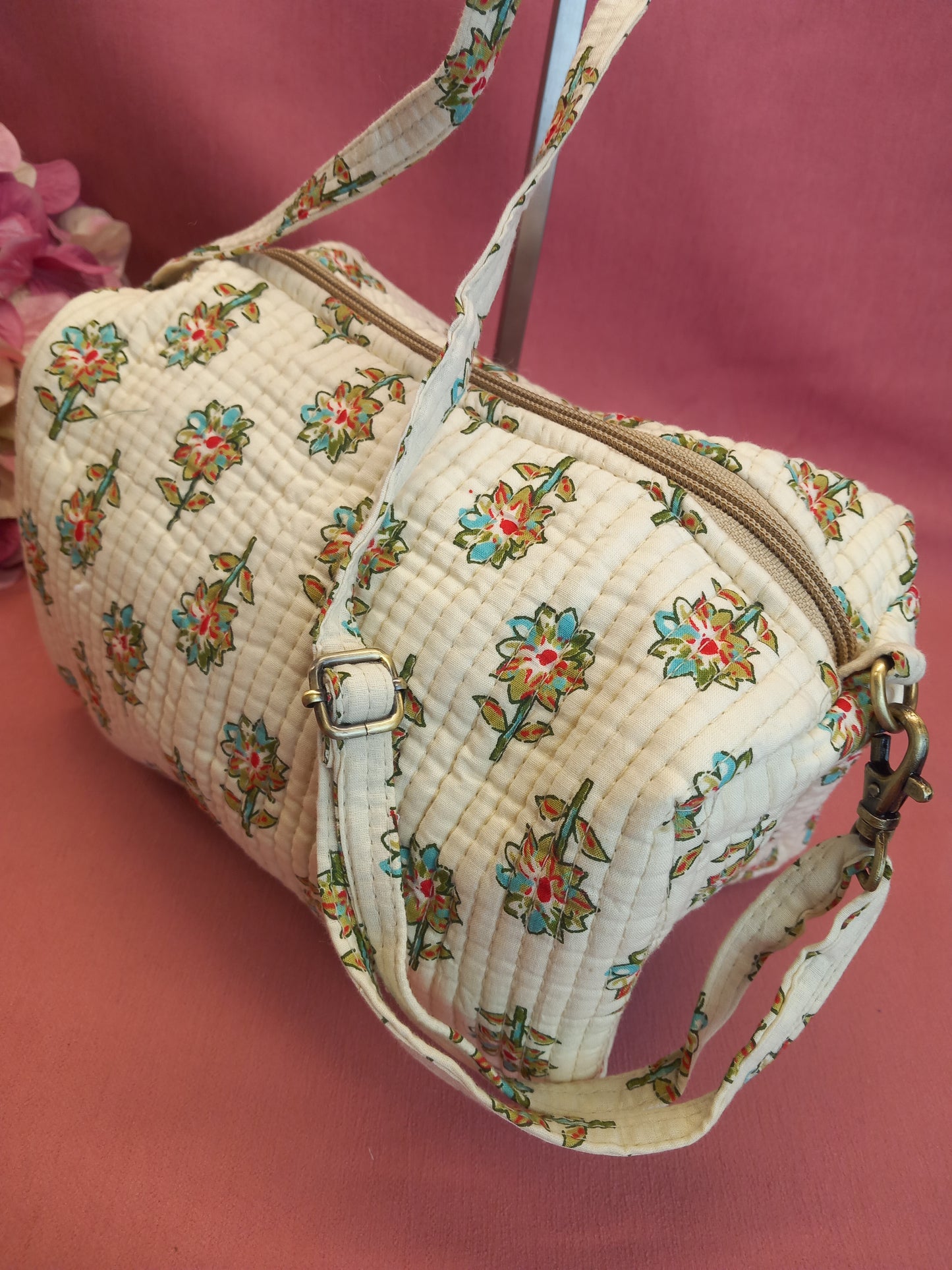 Bolsa de la india estilo bohemio en beig con estampado delicado. Precio sin competencia y envío gratis.