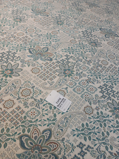 El tapiz en agua marina floral india está elaborado artesanalmente en algodón.
Destacan sus motivos florales con hilos de color que contrastan con el color de la base.

Todos guardan la misma línea pero pueden existir diferencias entre ellos ya que están elaborados artesanalmente.

Consulta otros modelos de nuestra colección!

Medida: 100cm x 130 cm

Envío Gratis.