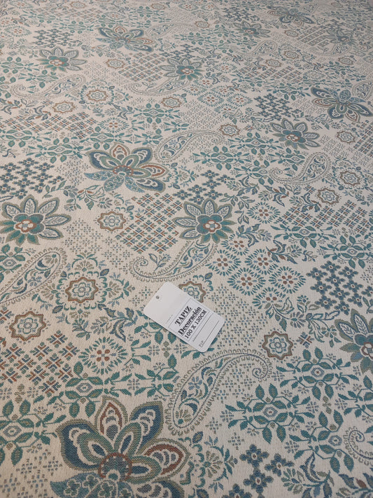 El tapiz en agua marina floral india está elaborado artesanalmente en algodón.
Destacan sus motivos florales con hilos de color que contrastan con el color de la base.

Todos guardan la misma línea pero pueden existir diferencias entre ellos ya que están elaborados artesanalmente.

Consulta otros modelos de nuestra colección!

Medida: 100cm x 130 cm

Envío Gratis.