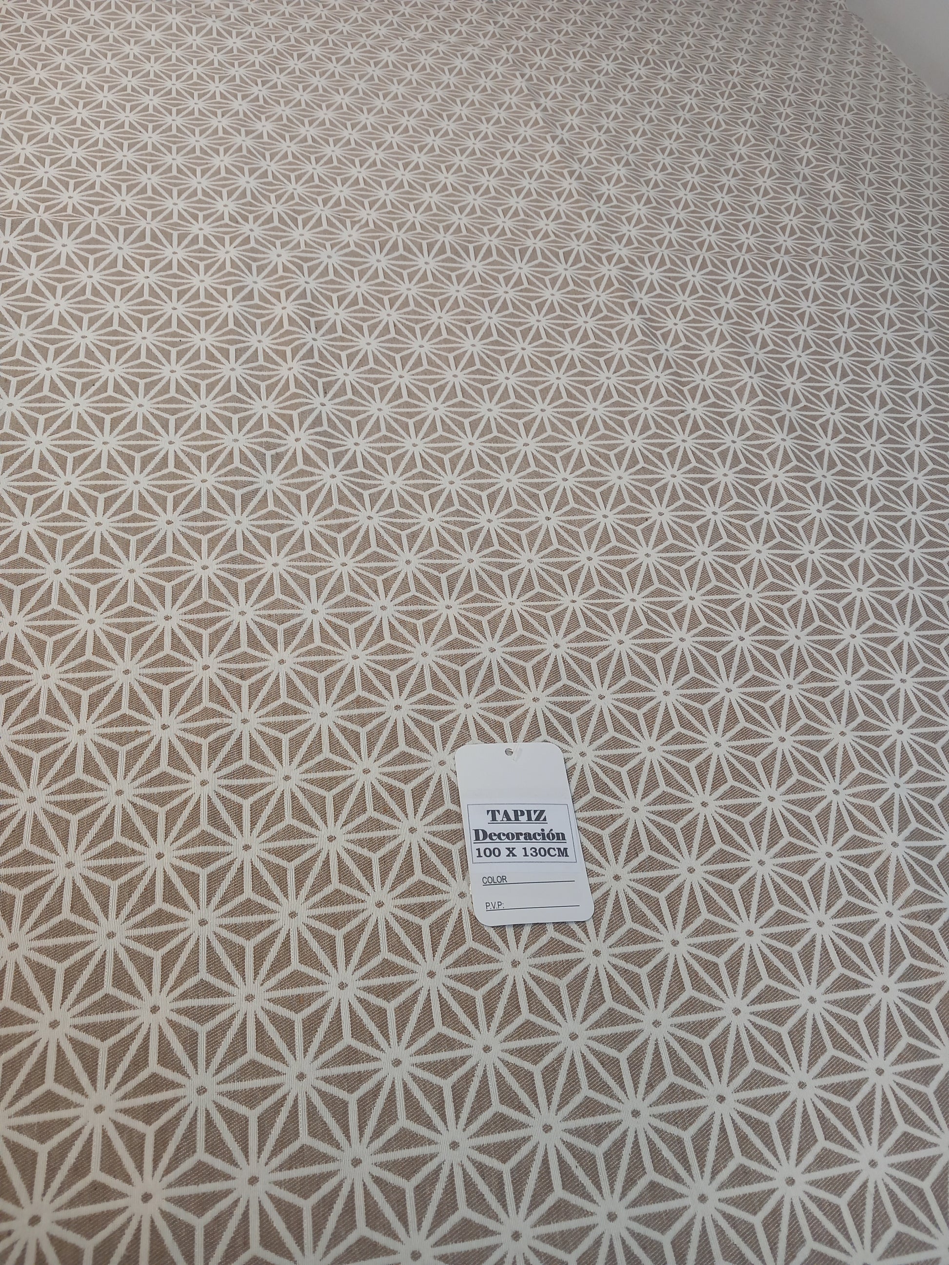 El tapiz mandala esteatita india está elaborado artesanalmente en algodón.
Destacan sus motivos florales con hilos de color que contrastan con el color de la base.

Todos guardan la misma línea pero pueden existir diferencias entre ellos ya que están elaborados artesanalmente.

Consulta otros modelos de nuestra colección!

Medida: 100cm x 130 cm

Envío Gratis.