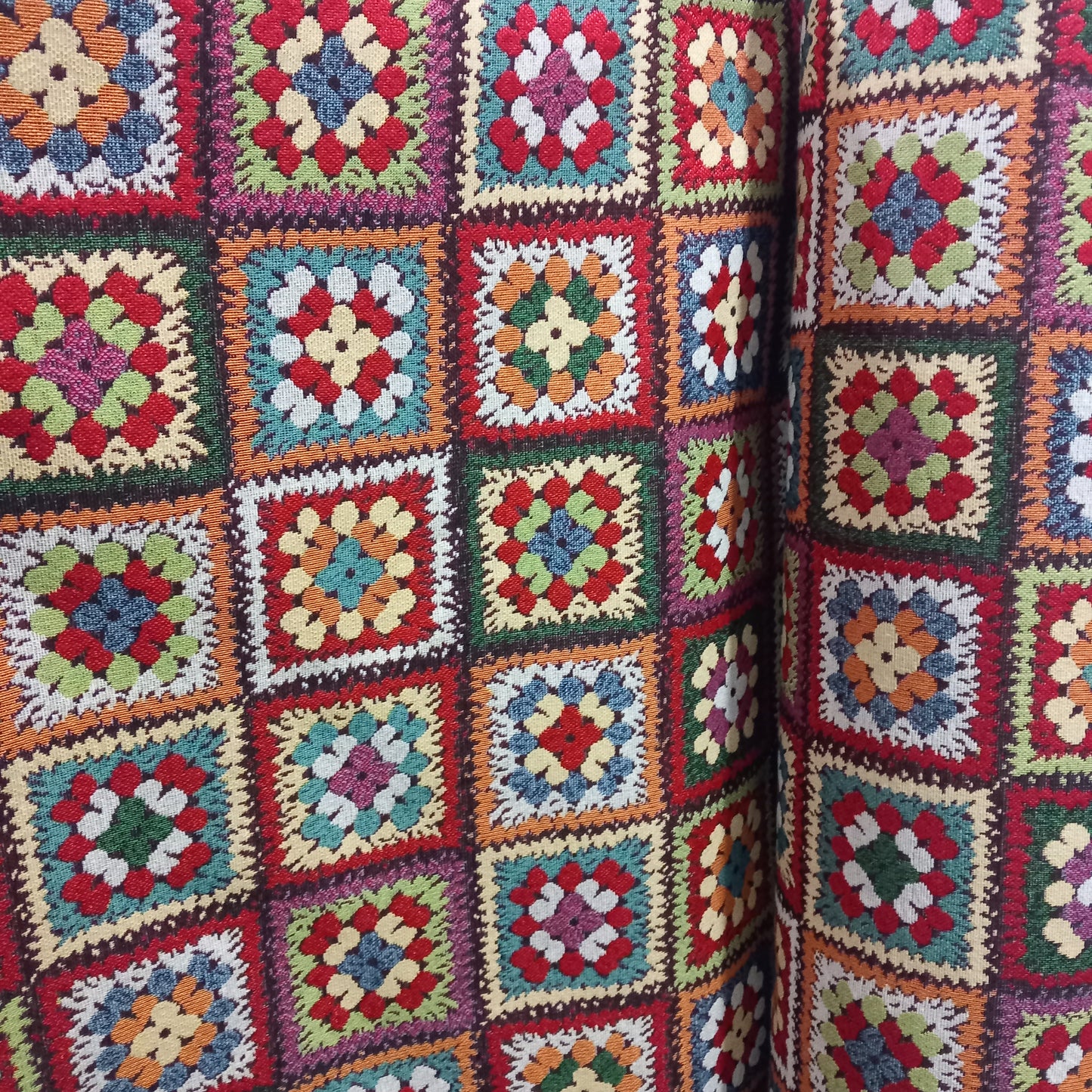 Tela gobelino estampado Crochet,por metros para confección y decoración. El ancho de la pieza es doble de ancho