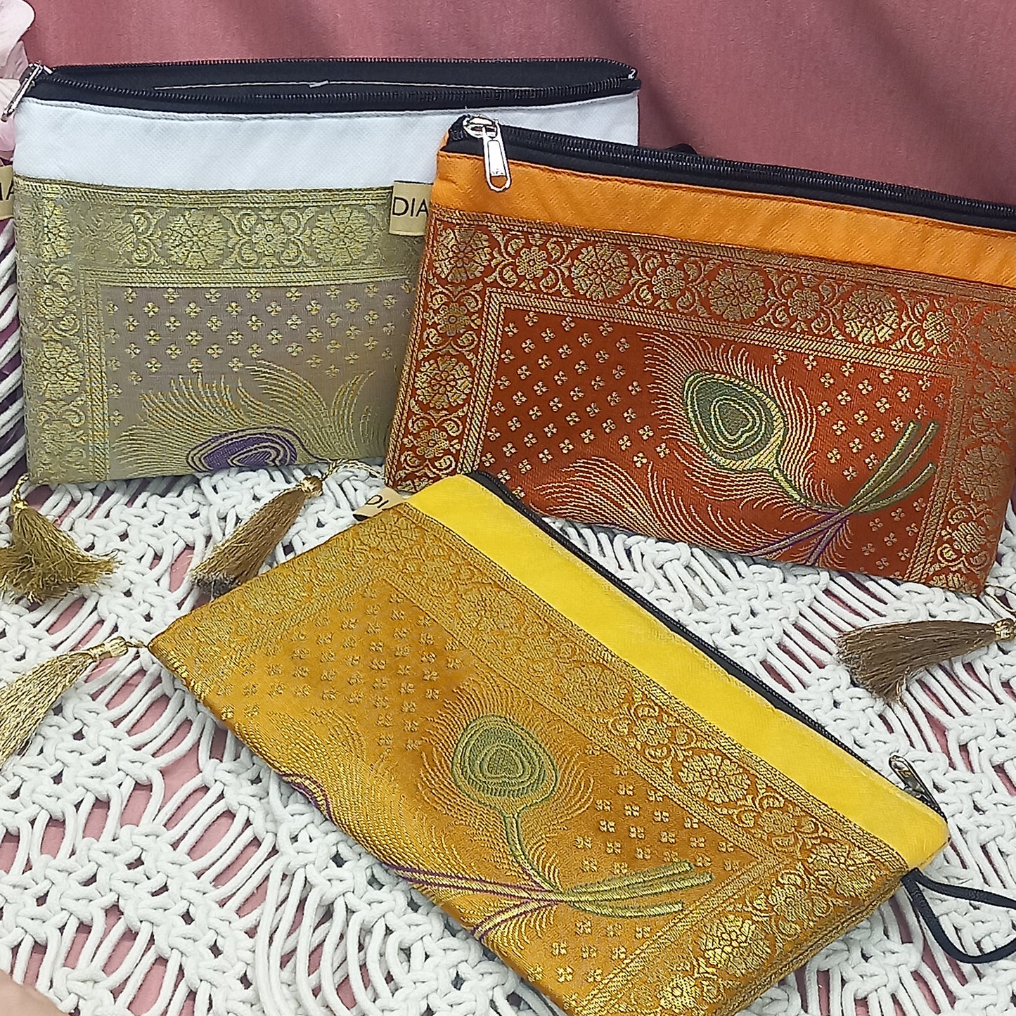 Neceseres en seda elegante con borlas y cremallera. Artesanía India.Envío Gratis.