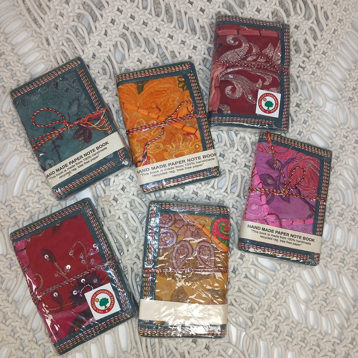 LIBRETA PATCHWORK

Un pequeño tesoro artesanal para escribir momentos especiales. La Libreta Patchwork XS es ​​una pieza única, elaborada con papel reciclado de gran gramaje y cubierta con retales bordados, lo que la convierte en un accesorio ecológico y exclusivo. Su cierre con cordón añade un toque rústico y práctico, ideal para llevar en el bolso o como un regalo especial con historia y personalidad.

Características:
- Medida: 8x10 cm aprox.
- Material: Algodón y papel reciclado
- Técnica: Patchwork art