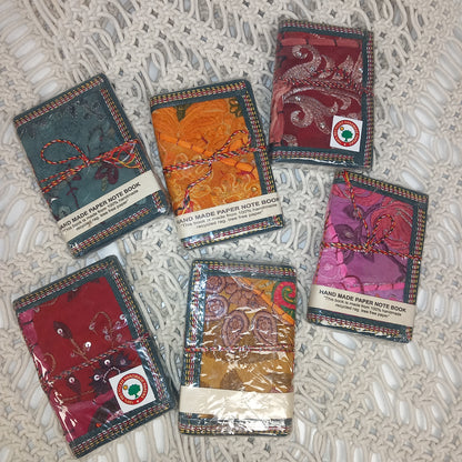 LIBRETA PATCHWORK

Un pequeño tesoro artesanal para escribir momentos especiales. La Libreta Patchwork XS es ​​una pieza única, elaborada con papel reciclado de gran gramaje y cubierta con retales bordados, lo que la convierte en un accesorio ecológico y exclusivo. Su cierre con cordón añade un toque rústico y práctico, ideal para llevar en el bolso o como un regalo especial con historia y personalidad.

Características:
- Medida: 8x10 cm aprox.
- Material: Algodón y papel reciclado
- Técnica: Patchwork art