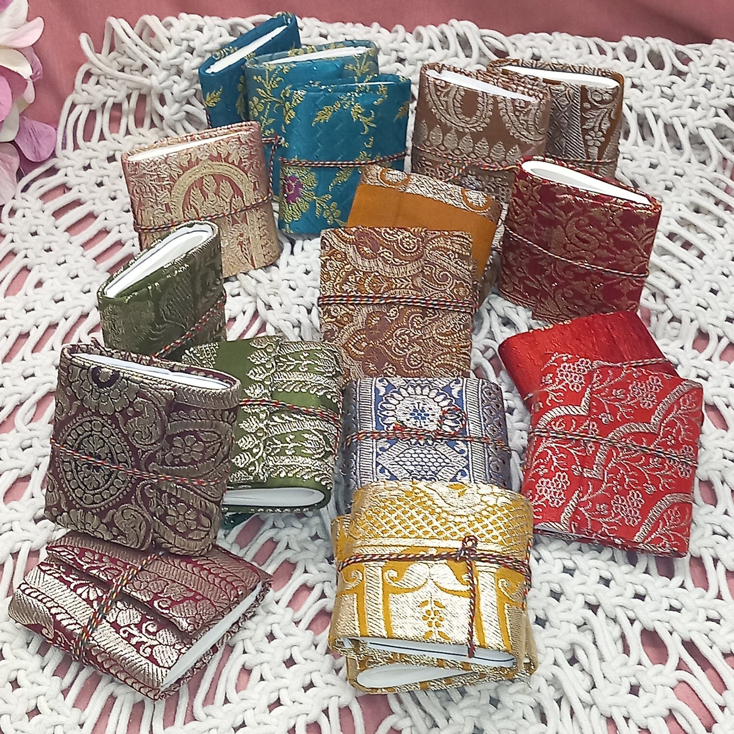 LIBRETA SILK MINI ideal para detalles de eventos diferentes,artesanía India.Disponibilidad de grandes canntidades....y envío gratis.