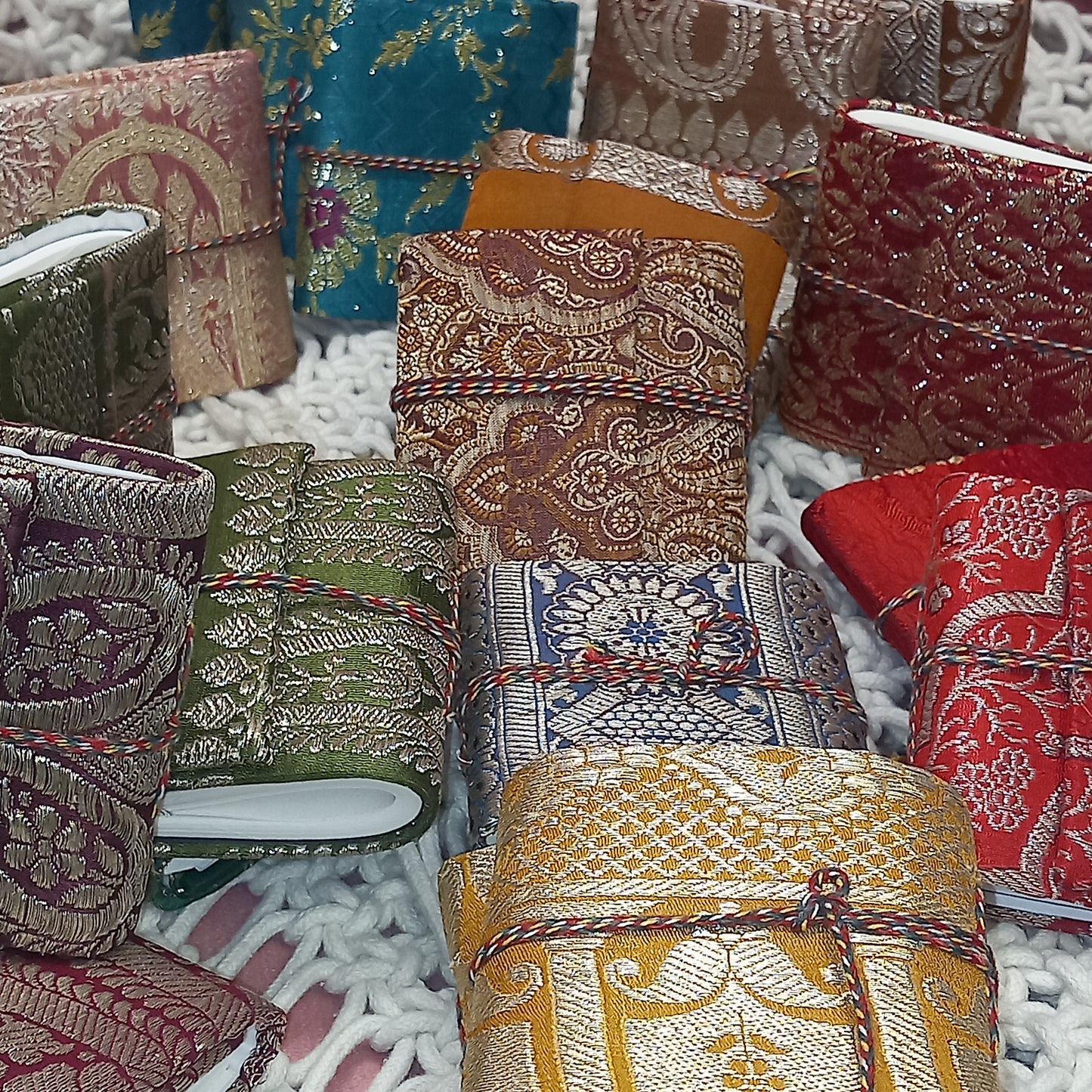 LIBRETA SILK MINI ideal para detalles de eventos diferentes,artesanía India.Disponibilidad de grandes canntidades....y envío gratis.