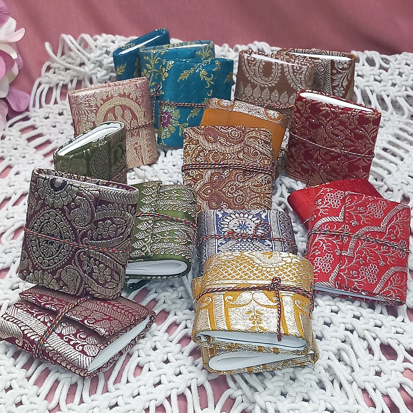 LIBRETA SILK MINI ideal para detalles de eventos diferentes,artesanía India.Disponibilidad de grandes canntidades....y envío gratis.