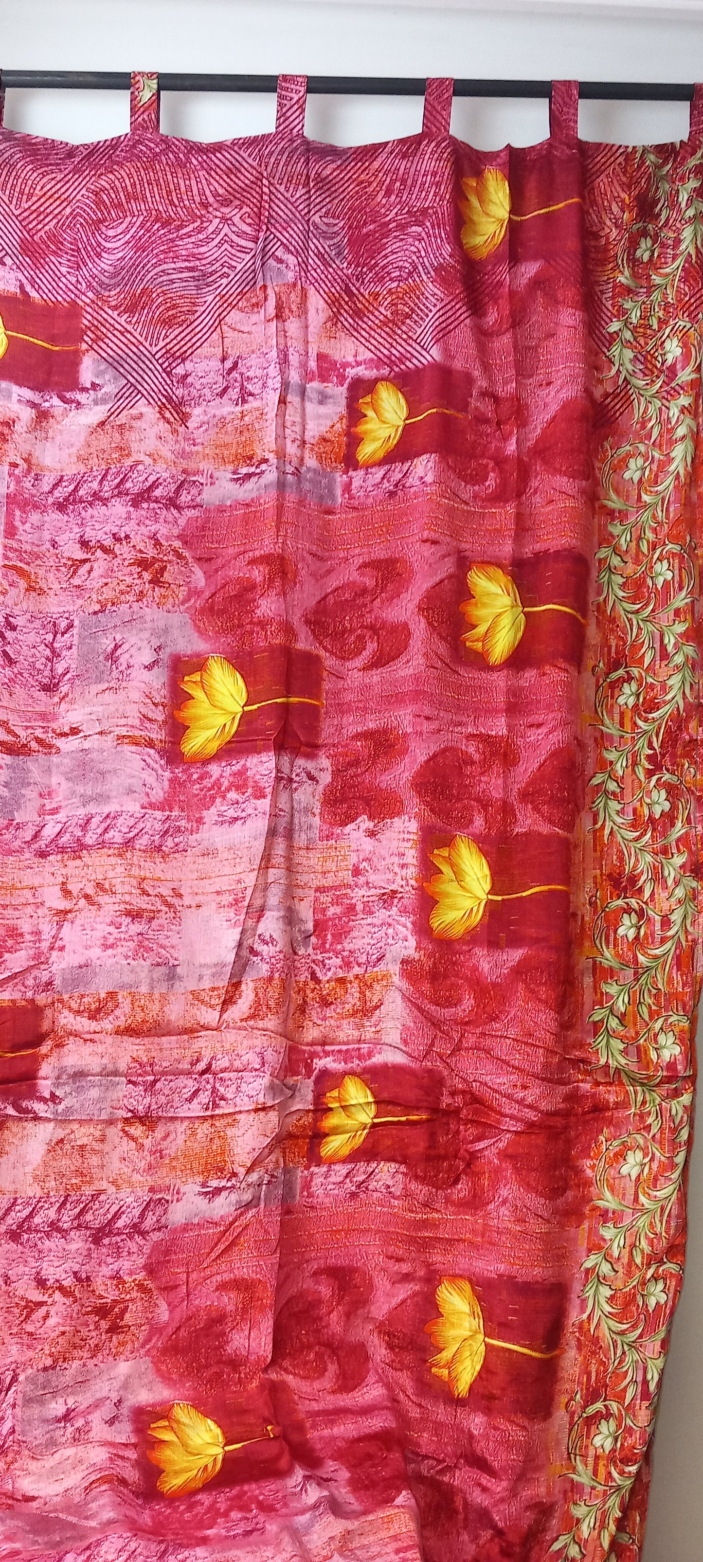 Cortina reversible ya confeccionada con trabillas,modelo Kala.