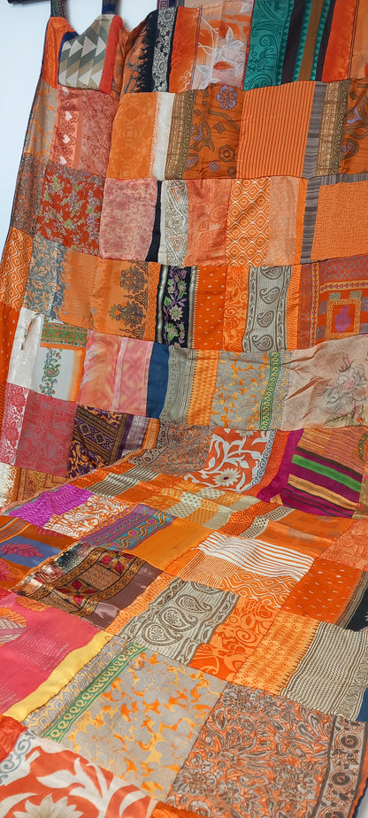 Cortina confeccionada reversible con trabillas,modelo cachemira.Patchwork artesanalmente con orígen India.