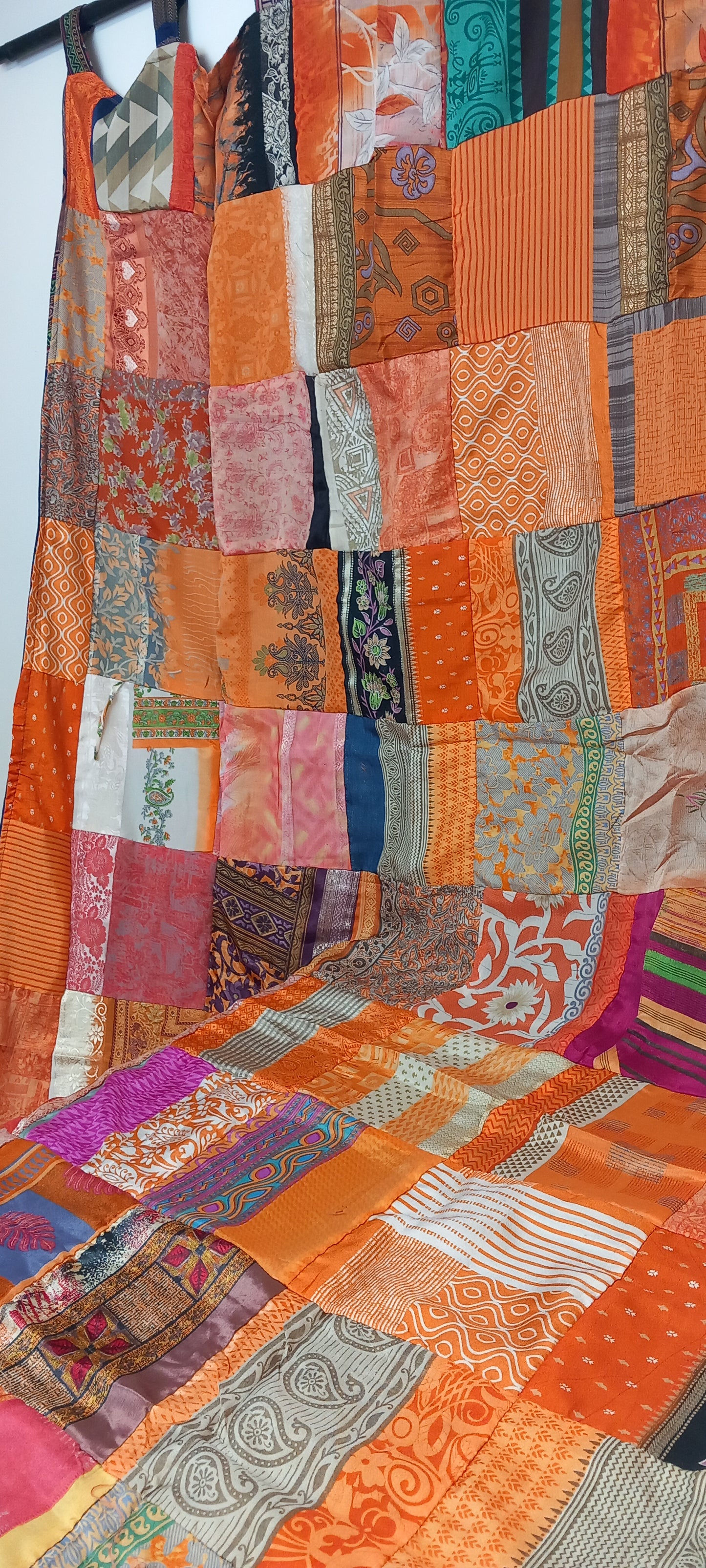 Cortina confeccionada reversible con trabillas,modelo cachemira.Patchwork artesanalmente con orígen India.