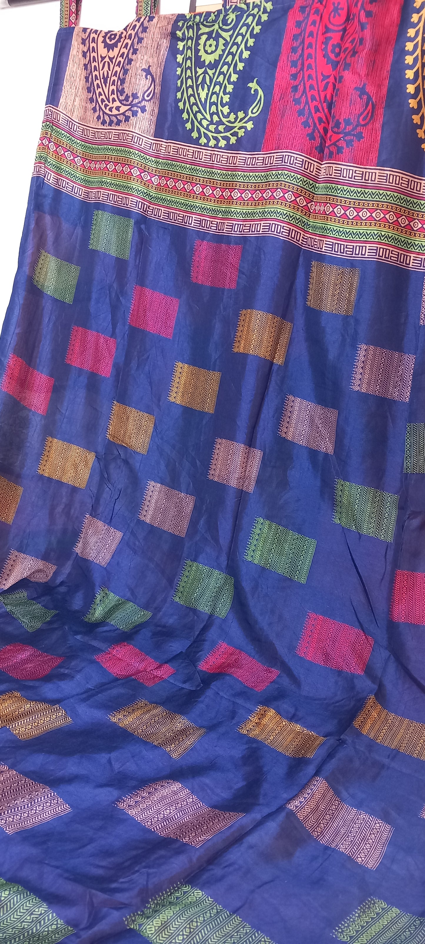 Cortina confeccionada reversible con trabillas,modelo cachemira.Patchwork artesanalmente con orígen India.