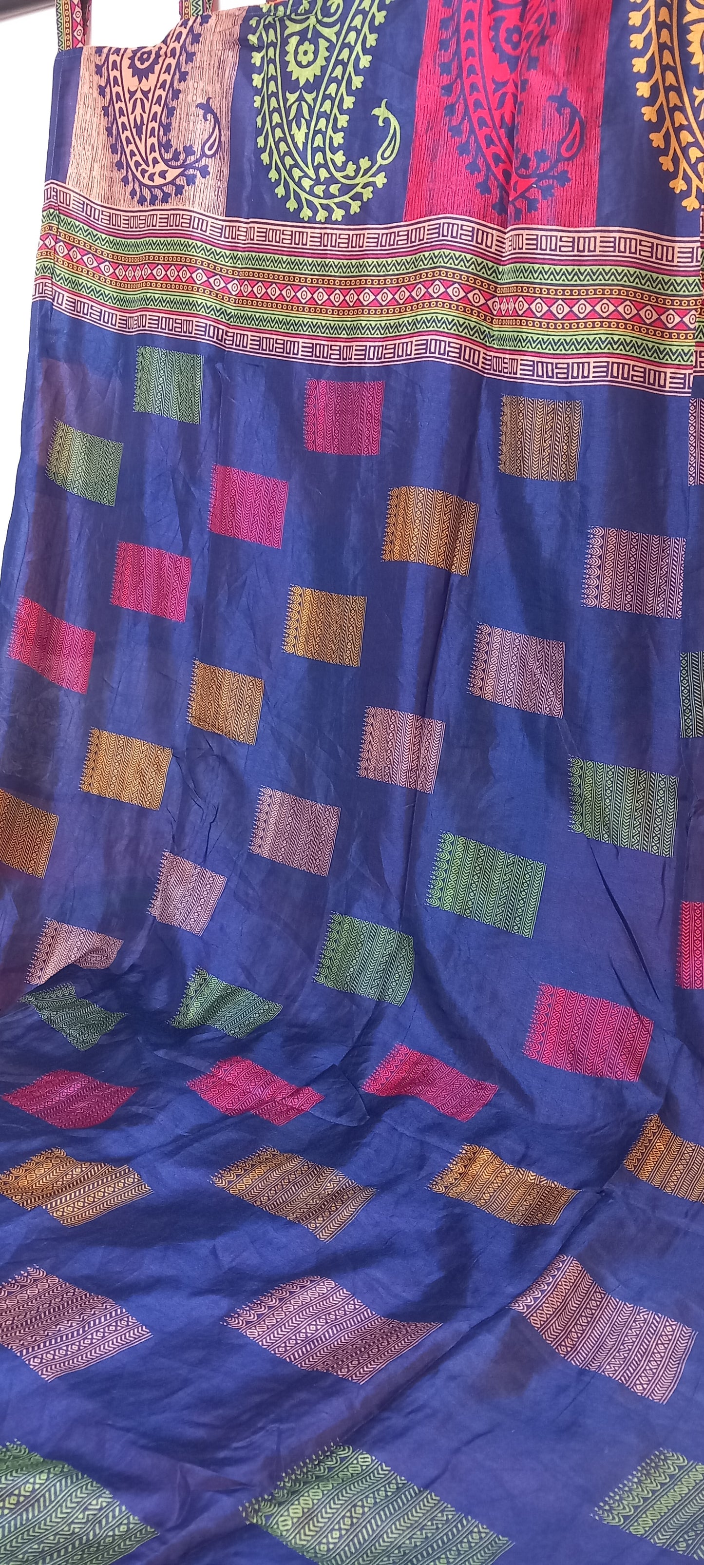 Cortina confeccionada reversible con trabillas,modelo cachemira.Patchwork artesanalmente con orígen India.