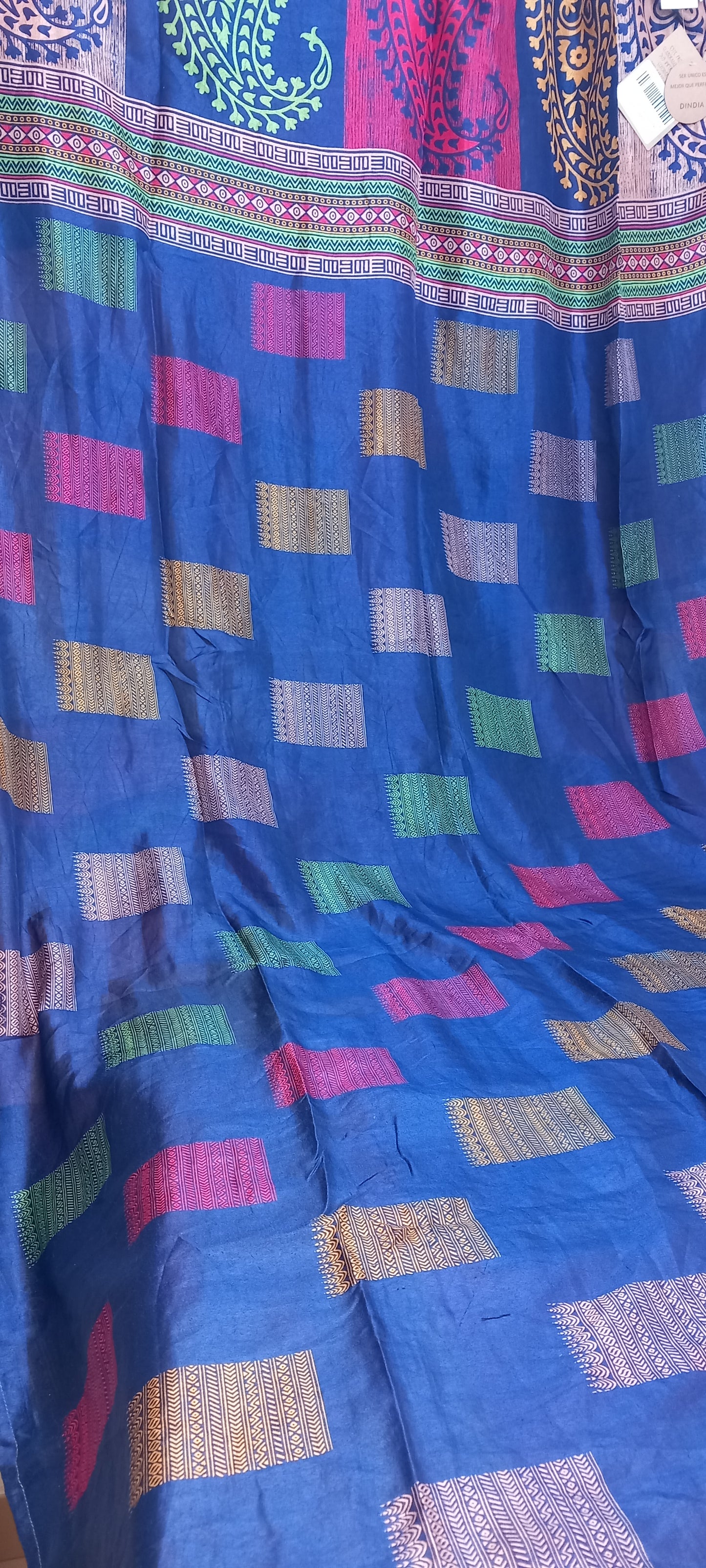 Cortina confeccionada reversible con trabillas,modelo cachemira.Patchwork artesanalmente con orígen India.