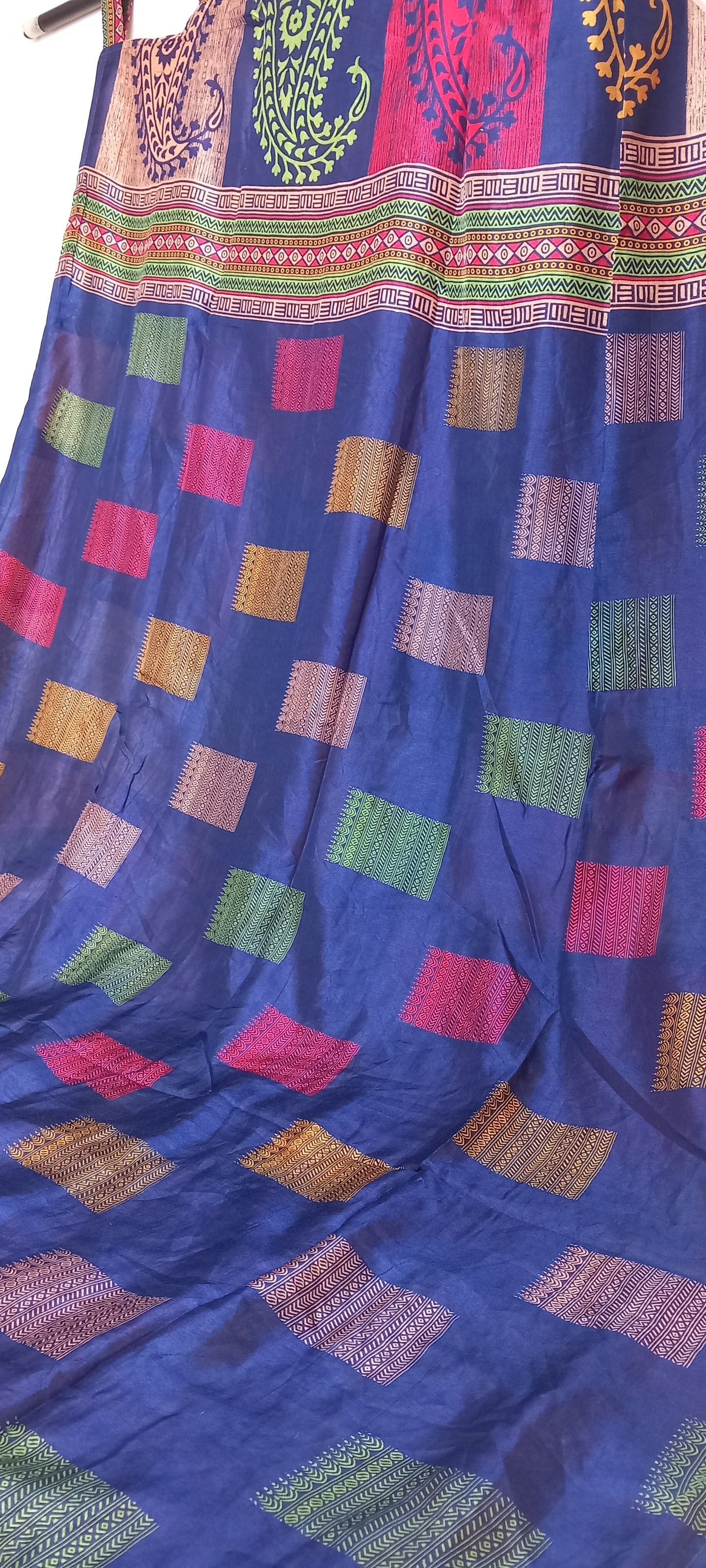 Cortina confeccionada reversible con trabillas,modelo cachemira.Patchwork artesanalmente con orígen India.