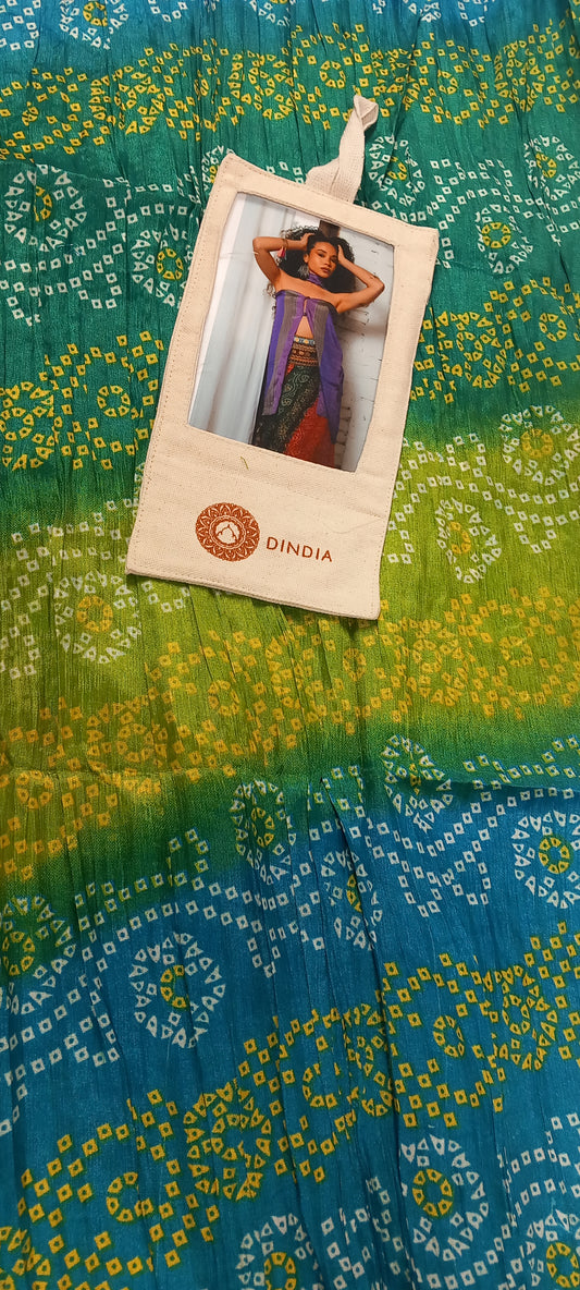 Foulard multiposicion con flecos multicolor,artesanalmente elaborado y bordado para despertar lo que deja huella.Envío gratis sin pedido mínimo.