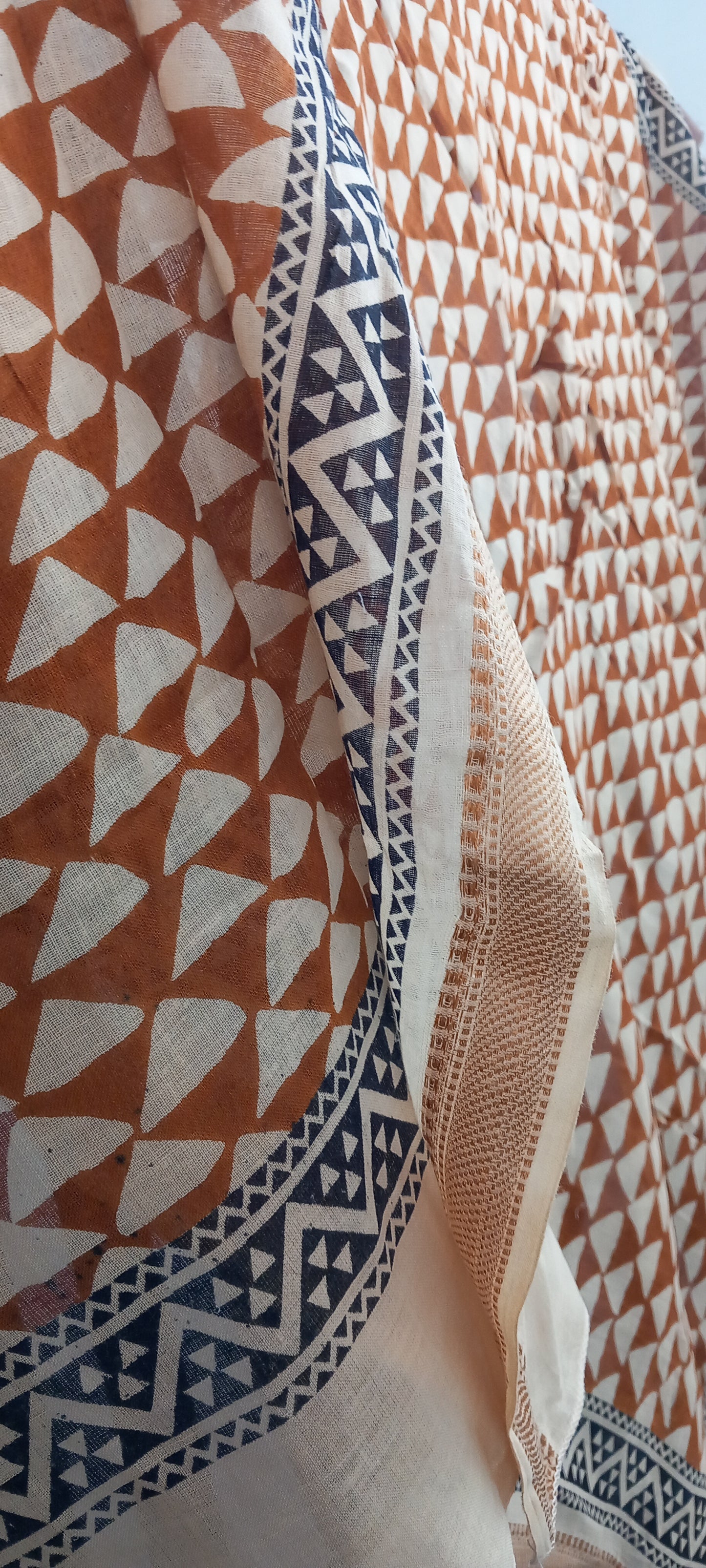 Pañuelo Foulard Bagru con alma artesanal.100% algodón y 100% artesanal. Envío gratis sin pedido mínimo.