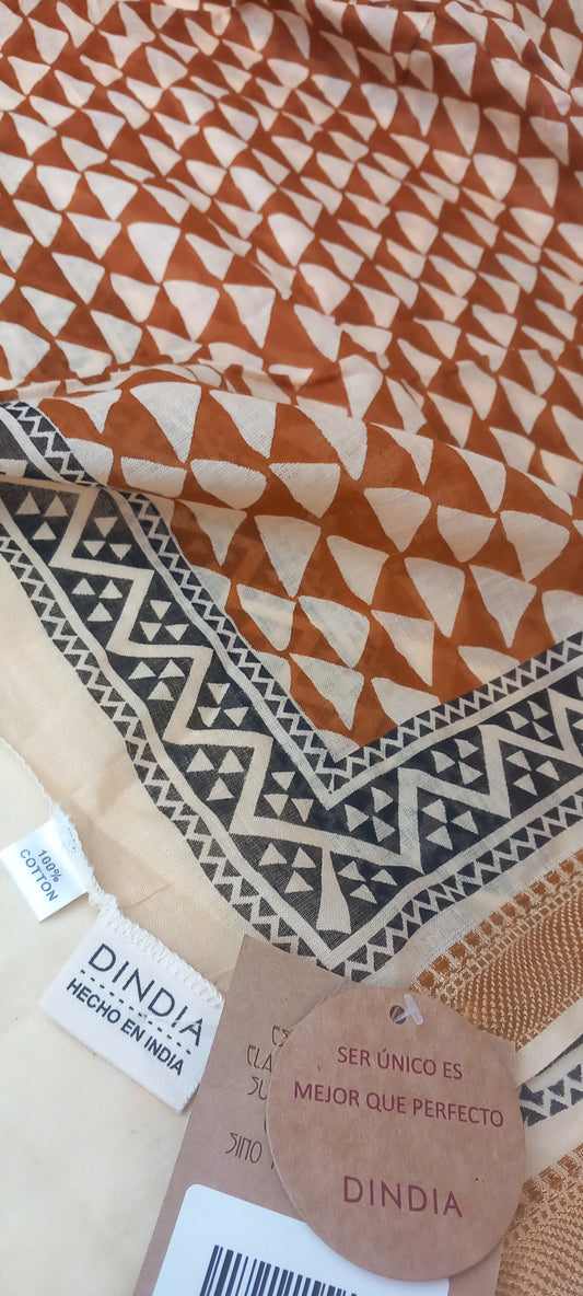 Pañuelo Foulard Bagru con alma artesanal.100% algodón y 100% artesanal. Envío gratis sin pedido mínimo.