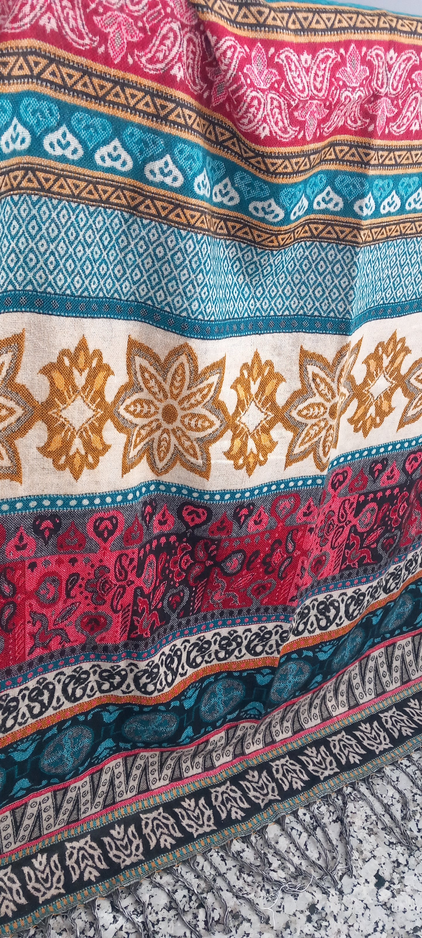 MANTA INDIA CONFECCIONADA EN LANA ACRÍLICA.ENVÍO GRATIS SIN PEDIDO MÍNIMO.