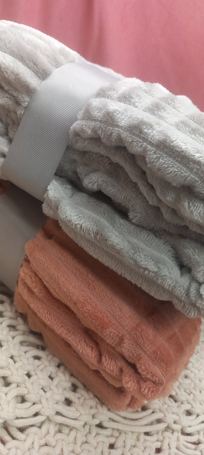 MANTA DOBLE CARA MÁGICA PORQUE SU CALIDEZ TE ENVUELVE Y NO PESA.DOS COLORES DISPONIBLES.ENVÍO GRATIS SIN PEDIDO MINIMO.