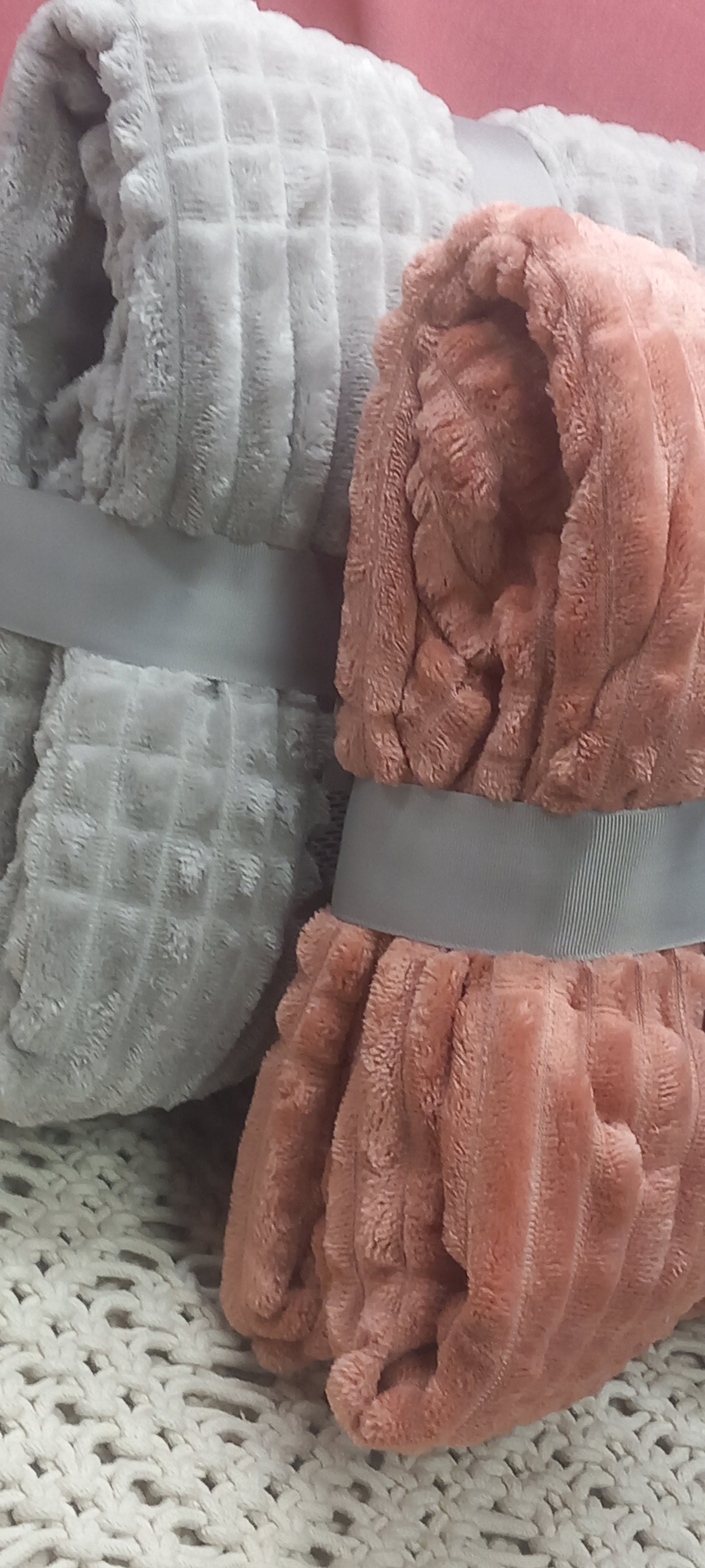 MANTA DOBLE CARA MÁGICA PORQUE SU CALIDEZ TE ENVUELVE Y NO PESA.DOS COLORES DISPONIBLES.ENVÍO GRATIS SIN PEDIDO MINIMO.