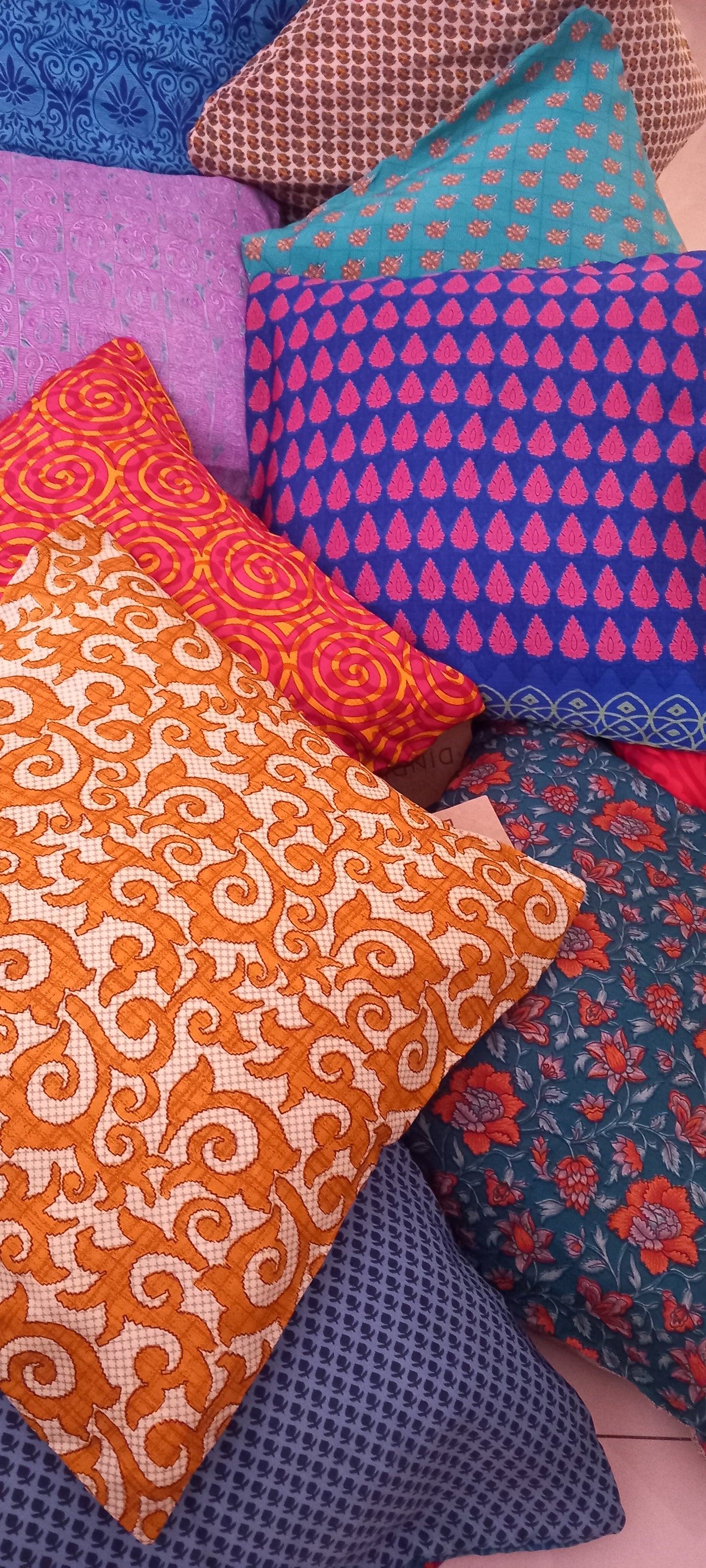 FUNDA DE COJÍN CON CREMALLERA CONFECCIONADA EN SEDA PARA TRANSFORMAR TU DECORACIÓN EN UN LUGAR DE BIENESTAR.ENVÍO GRATIS SIN PEDIDO MÍNIMO.