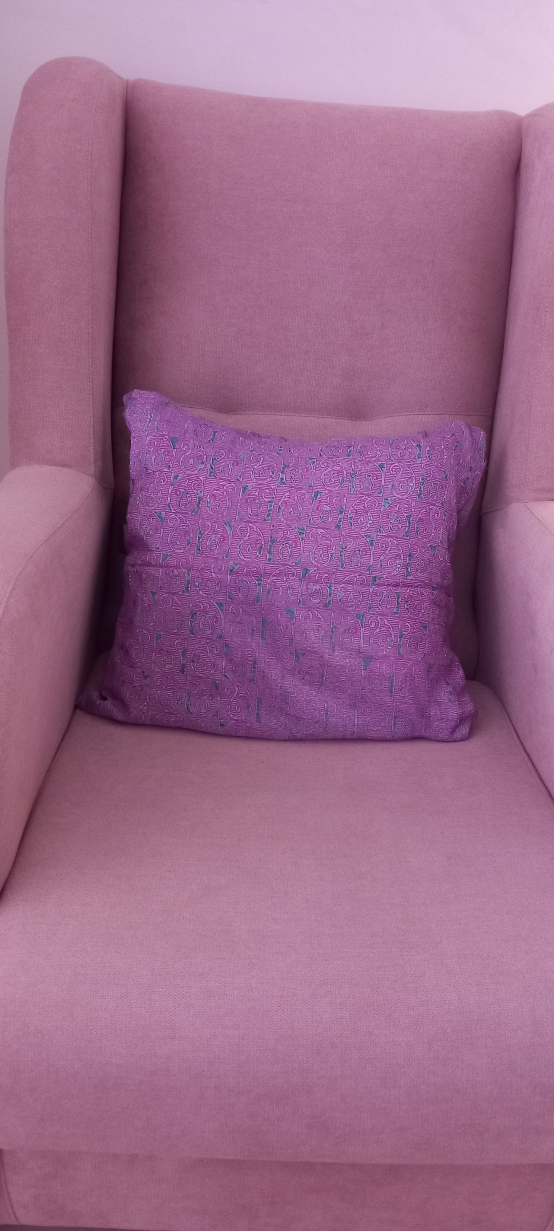 La Funda de Cojín Saree 40x40 cm es una pieza artesanal que combina elegancia, sostenibilidad y exclusividad en cada detalle. Confeccionada con telas sedosas recicladas de saree, cada funda es única gracias a sus colores vibrantes y estampados irrepetibles. 