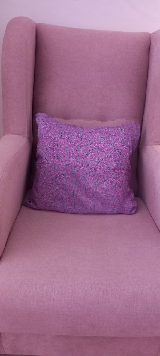 La Funda de Cojín Saree 40x40 cm es una pieza artesanal que combina elegancia, sostenibilidad y exclusividad en cada detalle. Confeccionada con telas sedosas recicladas de saree, cada funda es única gracias a sus colores vibrantes y estampados irrepetibles. 