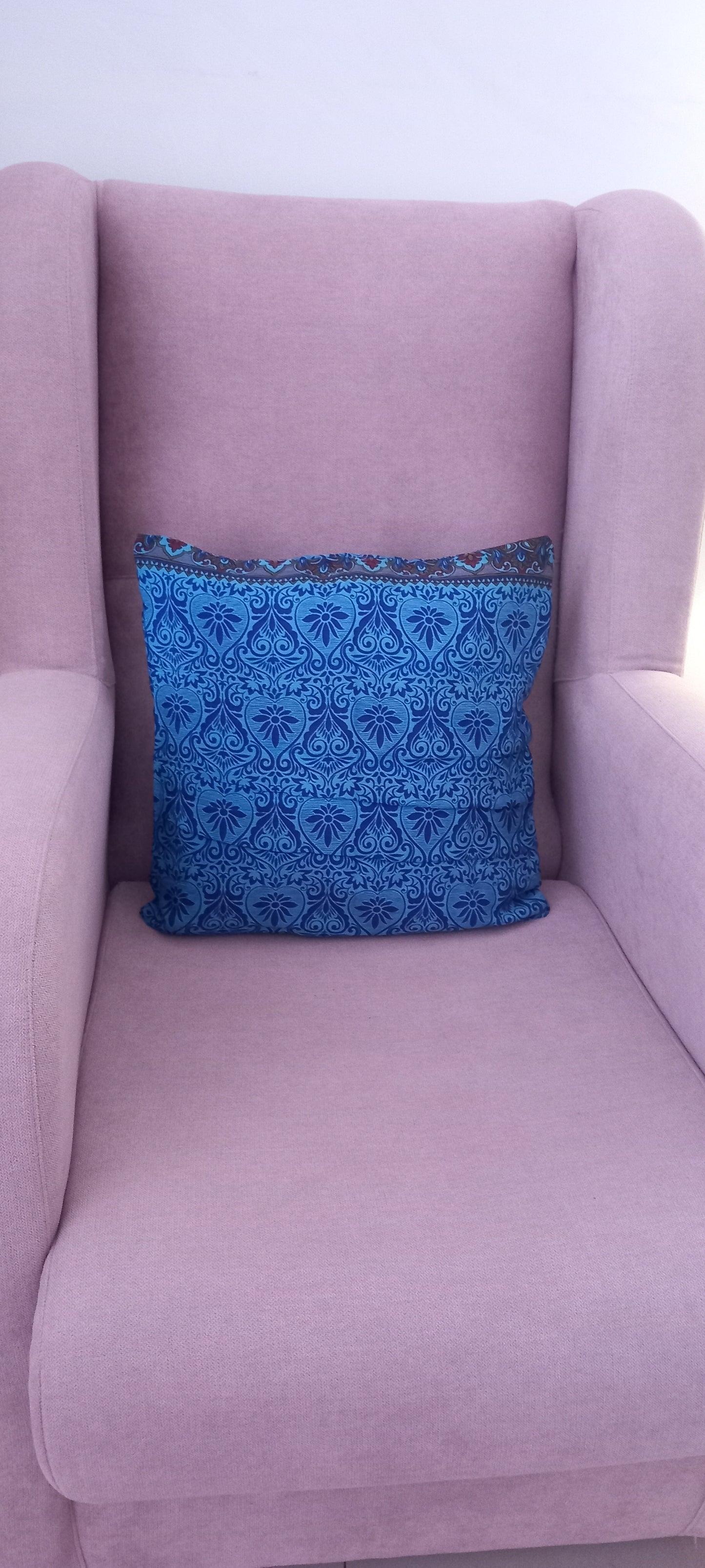 La Funda de Cojín Saree 40x40 cm es una pieza artesanal que combina elegancia, sostenibilidad y exclusividad en cada detalle. Confeccionada con telas sedosas recicladas de saree, cada funda es única gracias a sus colores vibrantes y estampados irrepetibles. 