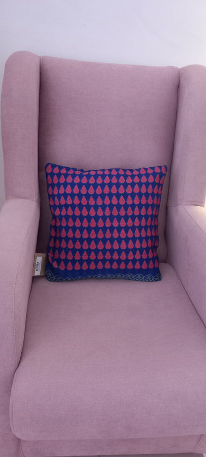 La Funda de Cojín Saree 40x40 cm es una pieza artesanal que combina elegancia, sostenibilidad y exclusividad en cada detalle. Confeccionada con telas sedosas recicladas de saree, cada funda es única gracias a sus colores vibrantes y estampados irrepetibles. 