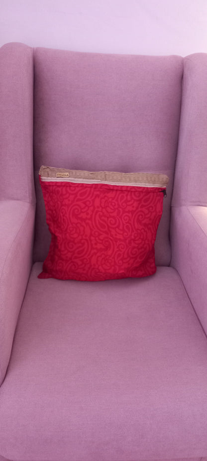 La Funda de Cojín Saree 40x40 cm es una pieza artesanal que combina elegancia, sostenibilidad y exclusividad en cada detalle. Confeccionada con telas sedosas recicladas de saree, cada funda es única gracias a sus colores vibrantes y estampados irrepetibles. 