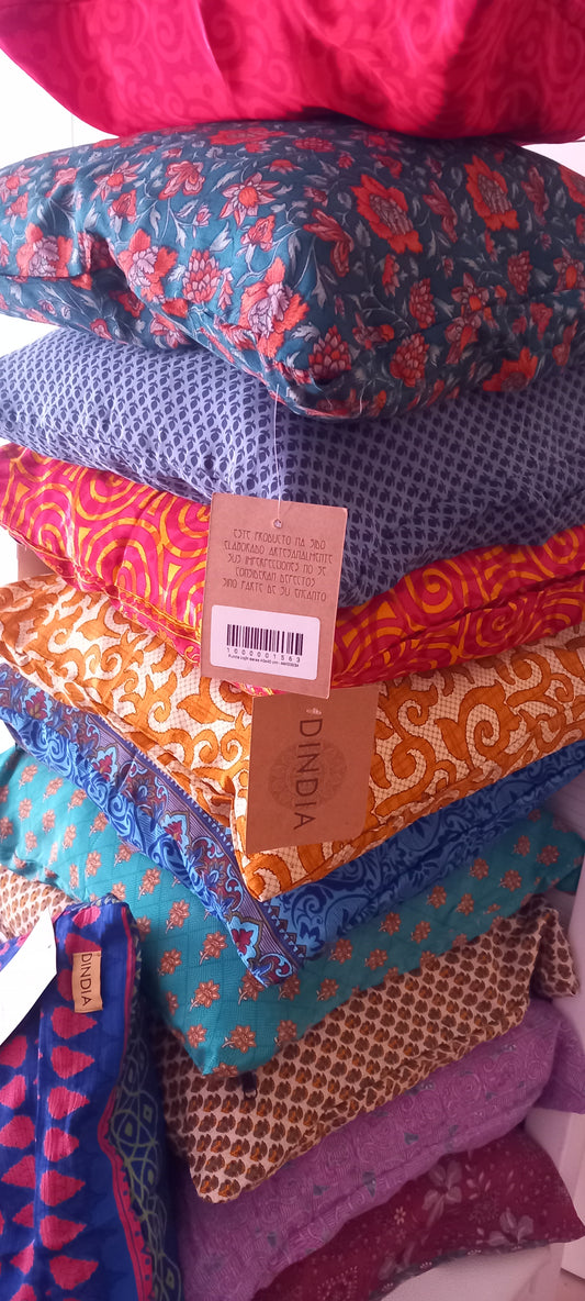 La Funda de Cojín Saree 40x40 cm es una pieza artesanal que combina elegancia, sostenibilidad y exclusividad en cada detalle. Confeccionada con telas sedosas recicladas de saree, cada funda es única gracias a sus colores vibrantes y estampados irrepetibles. 