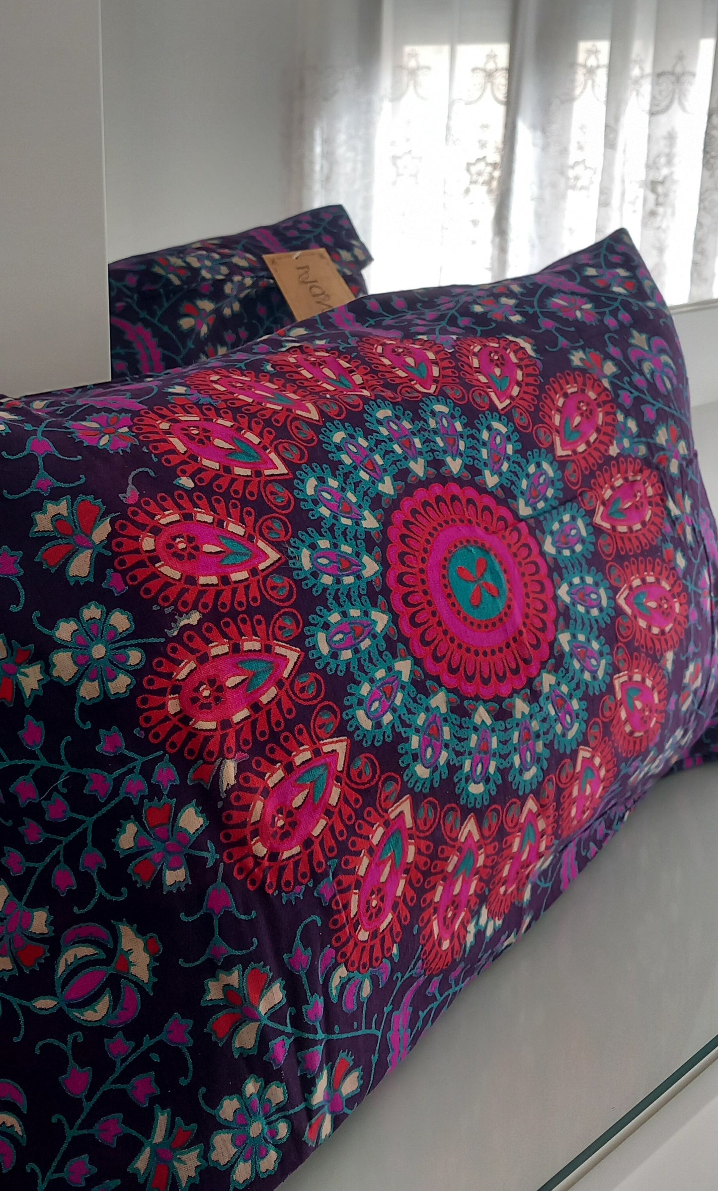 FUNDA DE COJÍN Y/O ALMOHADA DE LA PROSPERIDAD SOBRE FONDO OSCURO MORADO.ENVÍO GRATIS.