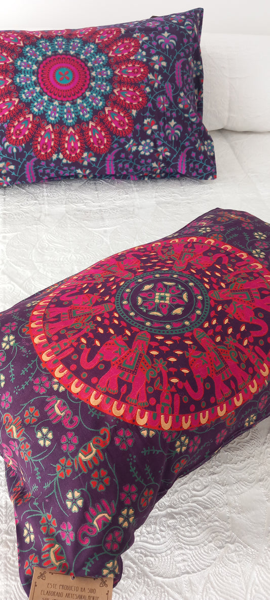 FUNDA DE COJÍN Y/O ALMOHADA DE LOS ELEFANTES DE LA PROSPERIDAD SOBRE FONDO OSCURO EN MORADO.ENVÍO GRATIS.