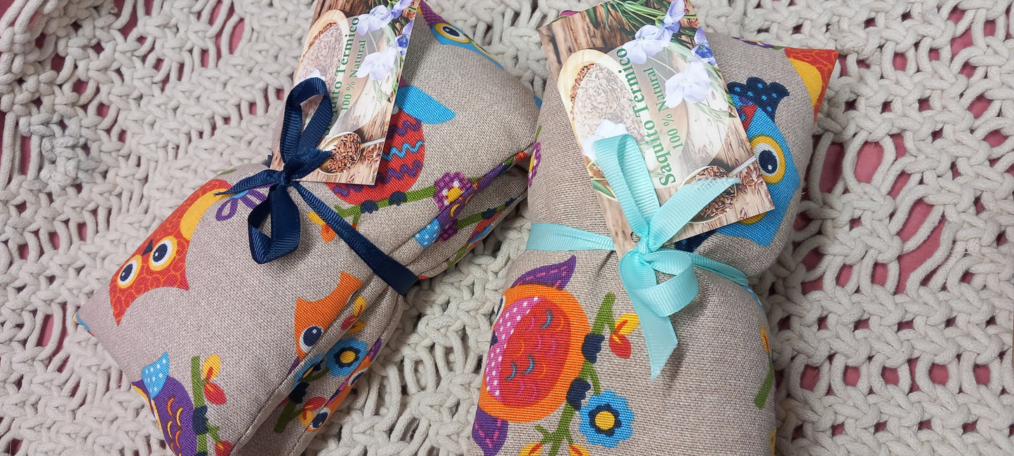 Saco térmico terapeútico de búhos en colores sobre fondo de grises.